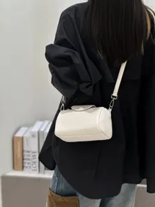 Stilvolle zylindrische Umhängetasche aus echtem Leder, elegante weiße Damentasche.
