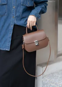 Borsa a mano in pelle marrone con chiusura in metallo, elegante borsa a tracolla da donna.