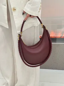 Elegante burgunderrote Leder-Crescent-Umhängetasche mit geflochtenem Griff für Damen.