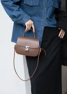 Borsa a mano marrone in pelle con chiusura metallica, elegante borsa donna a tracolla.