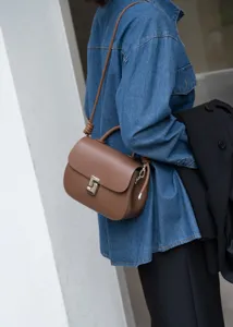 Borsa a tracolla marrone in vera pelle, elegante borsa da lavoro per donna dettagli.