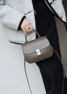 Elegante borsa a mano in pelle da donna, borsa a tracolla chic con chiusura elegante.
