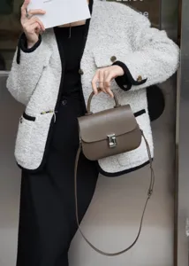Elegante borsa a tracolla in pelle marrone da donna, ideale per il commuting e outfit stilosi.