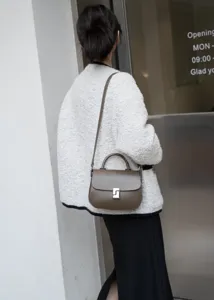 Borsa a mano in vera pelle di nicchia, elegante borsa a tracolla marrone per donna.