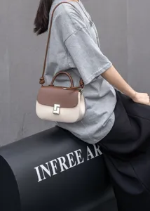 Dettaglio della borsa a tracolla da donna in vera pelle bicolore, elegante e versatile.