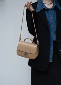 Borsa a tracolla in vera pelle kaki da lavoro con chiusura metallica e dettagli annodati.