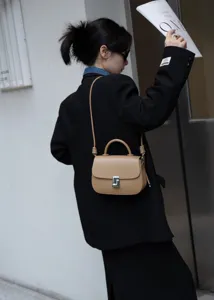 Borsa a tracolla in pelle chic per donna, elegante borsetta con chiusura in metallo.