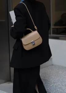 Vista dettagliata di una elegante borsa a tracolla in pelle kaki per il lavoro.
