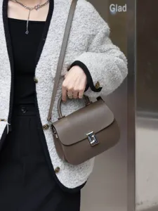 Borsa a mano in vera pelle elegante borsa a tracolla marrone dal design classico.