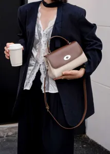Schicke Leder Handtasche mit Schultergurt, elegantes und stilvolles Farbdrehverschluss-Design.