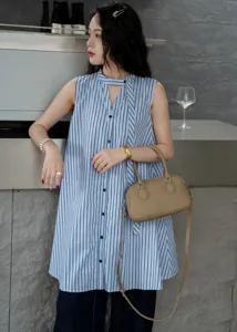 Vue détaillée du mini sac porté épaule Boston en cuir beige avec bandoulière lifestyle.