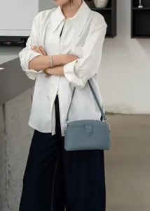 Leder Umhängetasche für Damen, Mini Achseltasche mit stilvollem Überschlag und Riemen.