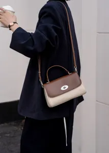 Echtes Leder zweifarbig Umhängetasche Schultertasche mit Metallverschluss Detail.
