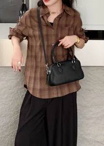 Sac Boston noir élégant en cuir véritable avec poignées et bandoulière pour femme au quotidien.