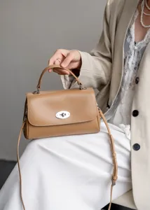 Elegante Damen Handtasche aus echtem Leder mit klassischem Drehverschluss und Umhängegurt.