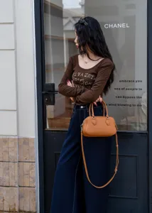 Sac Boston en cuir marron pour femmes, sac à main bandoulière élégant et bandoulière chic.
