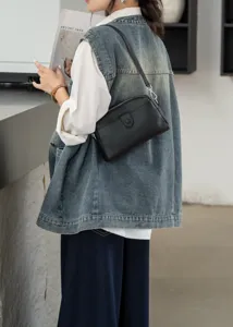Nahaufnahme einer eleganten schwarzen Leder-Umhängetasche für Handys, stilvoll präsentiert.