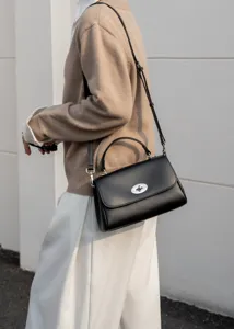 Minimalistische schwarze Leder Henkeltasche Umhängetasche mit Metallverschluss Alltag.