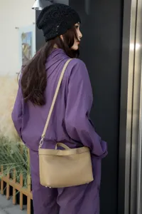 Detail view of the genuine leather shoulder bag in beige, elegant retro design, premium material.