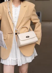 Elegante Damenledertasche, minimalistische Rindsleder Umhängetasche mit Schloss für den Alltag.