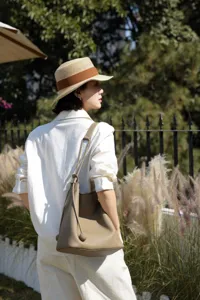 Top layer cowhide commuter bucket bag, genuine leather, large capacity, lazy style shoulder bag.