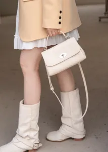 Elegante Damen Umhängetasche aus Leder, minimalistische Handtasche mit edlem Metallverschluss.