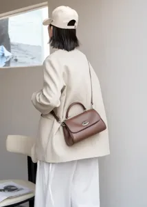 Minimalistische Damen Umhängetasche aus echtem Leder, schicke braune Handtasche mit Schloss.