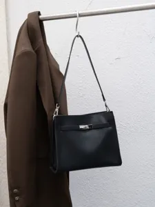 Vista detallada de bolso de hombro negro clásico, elegante bolso de mano de cuero para trabajo.