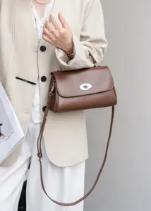 Klassische braune Umhängetasche aus Leder mit Metallschloss, elegante Damentasche.