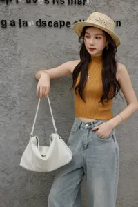 Borsa hobo bianca casual in vera pelle morbida da donna, borsa a spalla e tracolla elegante.