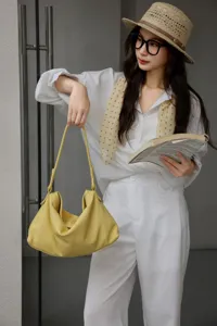 Borsa a tracolla hobo gialla in vera pelle, borsa tote casual ed elegante per donne.