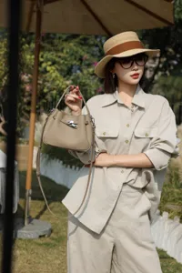 Mini cowhide bucket bag, casual versatile leather crossbody bag with top handle and metal lock.