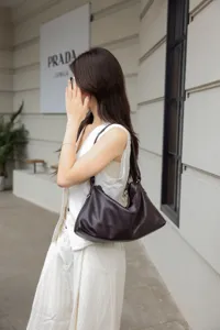 Borsa a spalla hobo in morbida pelle bovina marrone scuro, comoda borsa tote casual.