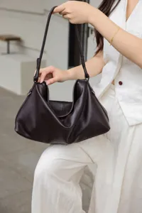 Borsa a tracolla hobo in vera pelle marrone scuro da donna, borsa tote casual ed elegante.