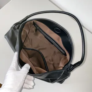 Borsa hobo in vera pelle nera, vista dettagliata dell'interno e della borsa a spalla.