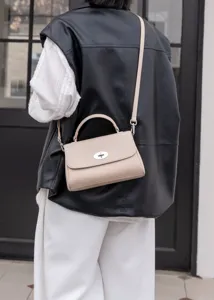 Klassische beige Leder Umhängetasche mit Metallverschluss, elegante Damen Handtasche.