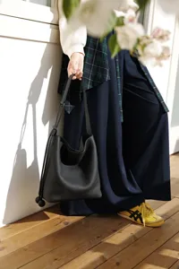 Black genuine leather bucket bag for women, large capacity shoulder bag, casual style.