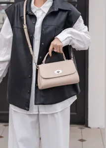 Elegante Damen Umhängetasche aus echtem Leder mit edlem Verschluss, stilvolle Handtasche.