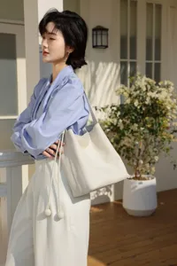Minimalist genuine leather bucket bag for women, large capacity stylish shoulder commuter bag.