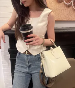 Stylish white genuine leather shoulder bucket bag for women, versatile and spacious design.