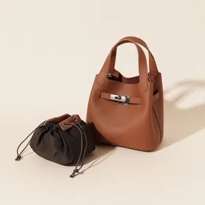Vue détaillée du sac seau en cuir véritable avec pochette intérieure et texture litchi.