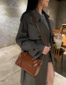 Women's stylish leather Boston pillow bag retro crossbody shoulder handbag for daily fashion commute.