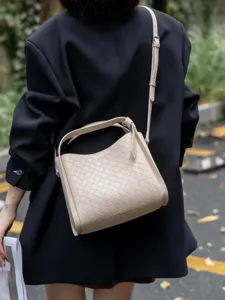 Woven leather shoulder bag for women, stylish bucket handbag with adjustable strap beige.