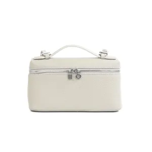 Borsa beauty case minimalista in vera pelle grigio chiaro con accessori argento.