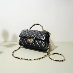 Klassische schwarze gesteppte Ledertasche mit Goldkette und elegantem Drehverschluss.