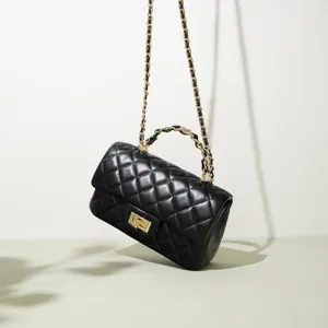 Schwarze gesteppte Leder-Umhängetasche mit Goldkettengurt und elegantem Tragegriff für Damen.