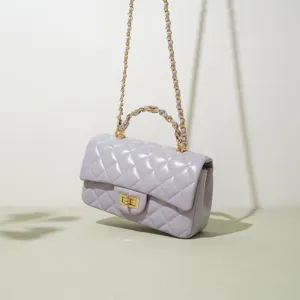 Exquisite gesteppte Leder Schultertasche mit schickem Kettenriemen und goldenen Details.