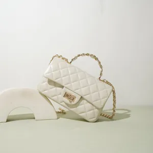 Detailaufnahme der gesteppten Lederhandtasche mit edlem Kettenriemen und goldenen Beschlägen.