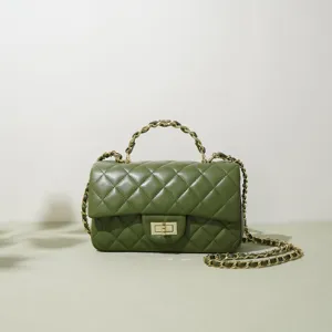 Grüne gesteppte Lederhandtasche Detail mit goldenem Kettenhenkel und Drehverschluss.