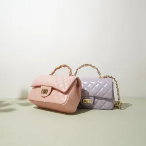 Gesteppte Leder Umhängetasche mit Kette, elegante Handtasche für Damen im Luxusstil.